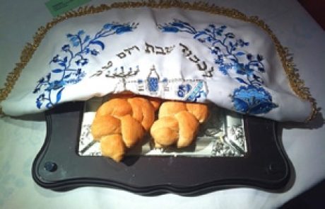 דקלון – עונג שבת – בערב השבת, אשב ואזכרה פעימות שנוגעות לי ללב שולחן ונרות, ערוכים באורה וסבא מסלסל בקול ערב
