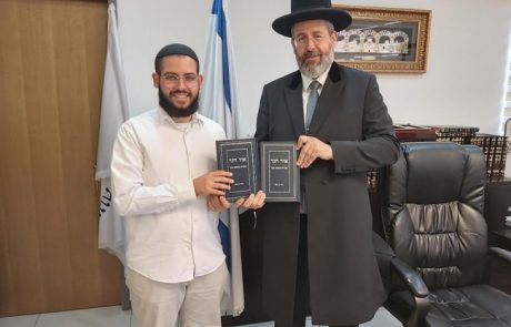 הרב הראשי לישראל הרב דוד לאו במפגש עם מחבר ספרי 'אור הנר' 