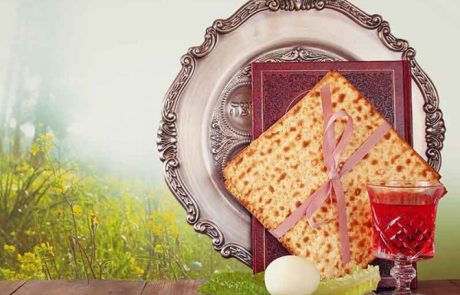 נהגו המדקדקים לברך איש לרעהו:"שבת הגדול ומבורך" או לומר: "שבת הגדול שלום" באדיבות "דרשו"